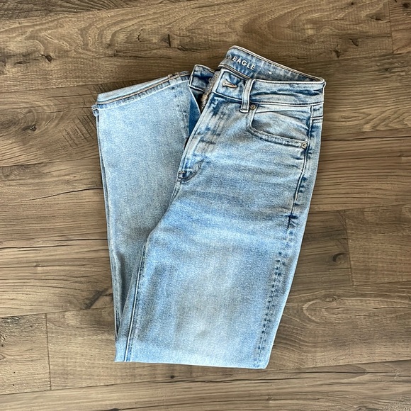 LIKE NEW American Eagle Mom Jeans Size 4 - Picture 4 of 11